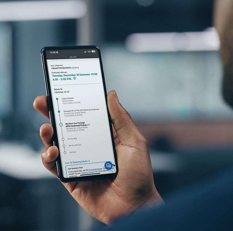 荷物追跡情報のある携帯電話を持っている男性