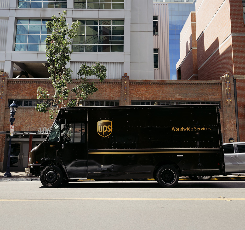 Camión de reparto de UPS estacionado en una calle urbana