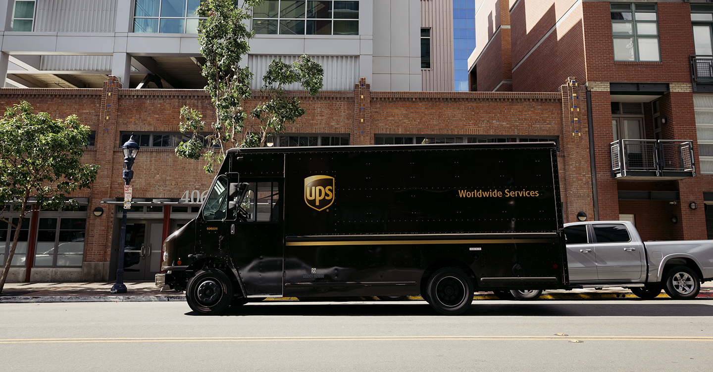 Camión de reparto de UPS estacionado en una calle urbana