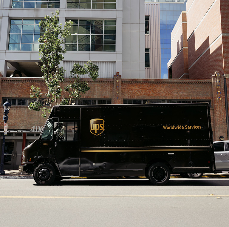 Camión de reparto de UPS estacionado en una calle urbana