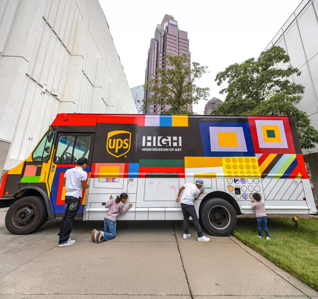 Crianças desenhando no caminhão de arte colorido da UPS