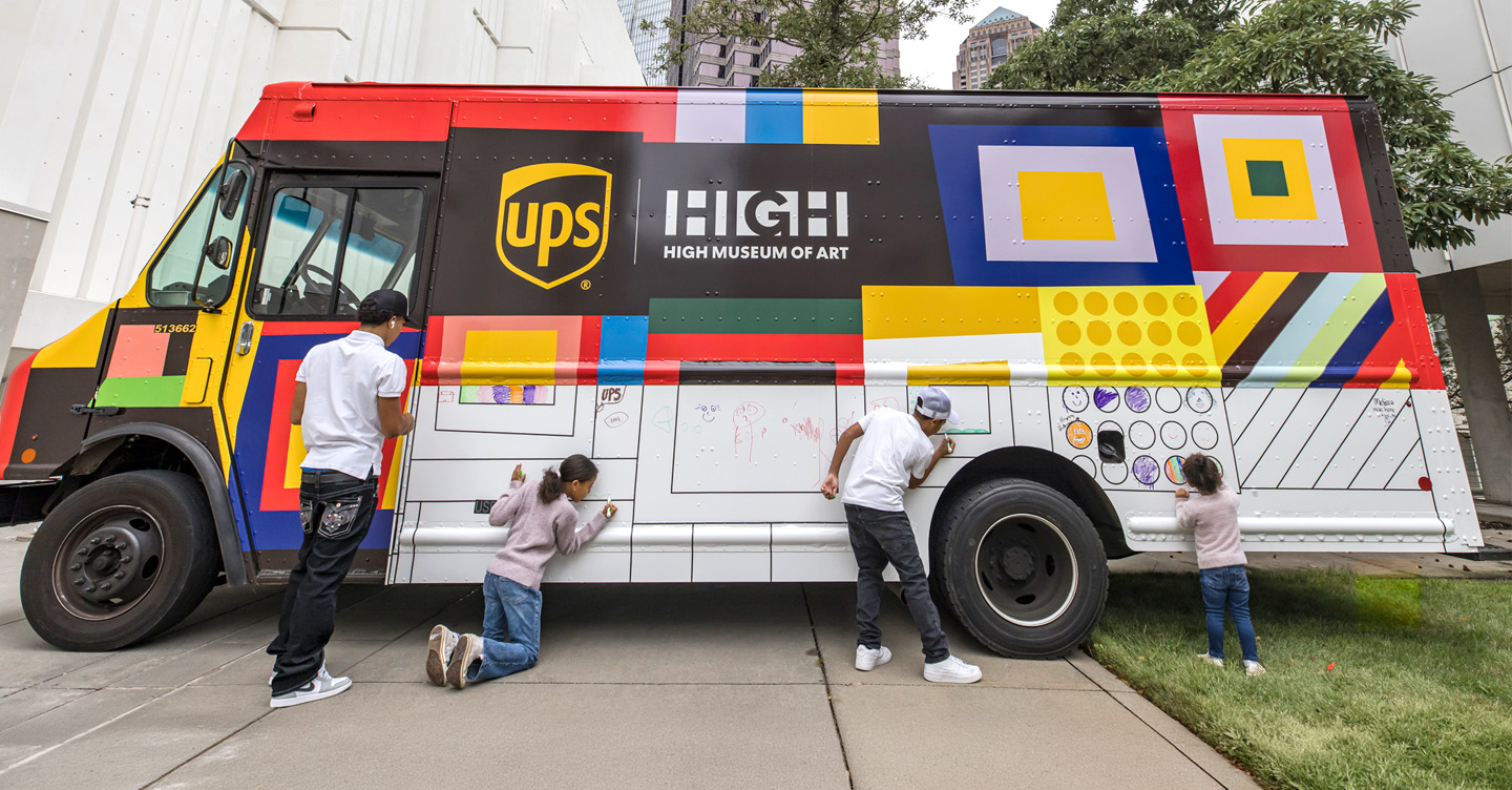 Crianças desenhando no caminhão de arte colorido da UPS