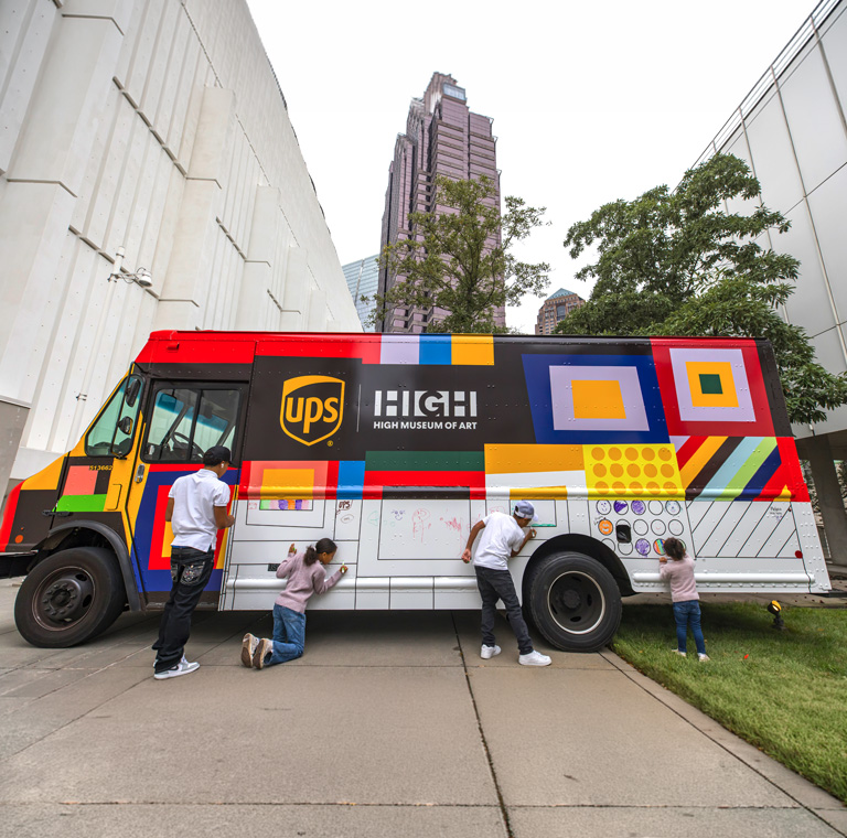 Crianças desenhando no caminhão de arte colorido da UPS
