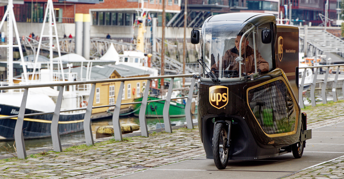 都会のウォーターフロント経路でのUPSの電動配送三輪車