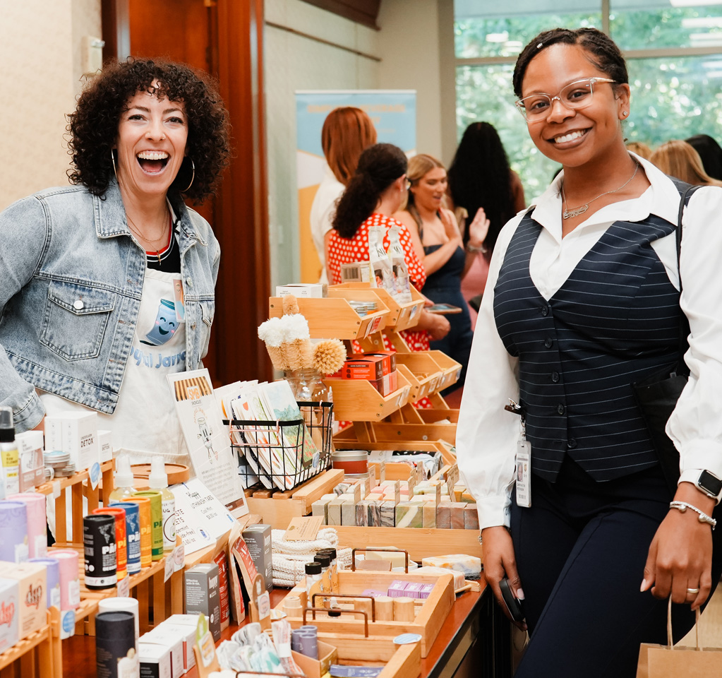 Femmes naviguant des produits de beauté naturels sur un marché intérieur