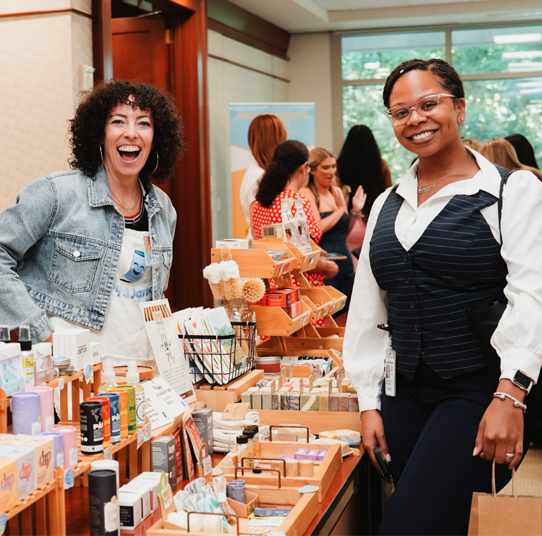 Femmes naviguant des produits de beauté naturels sur un marché intérieur