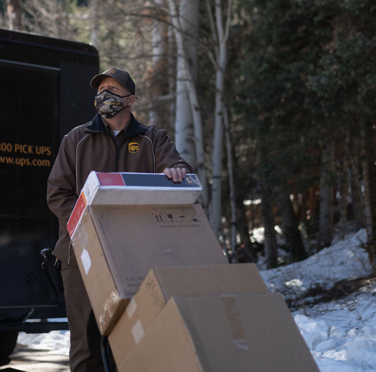 Ohio’da bir dağıtım görevlisi yoğun sezon paketlerini dağıtıyor.