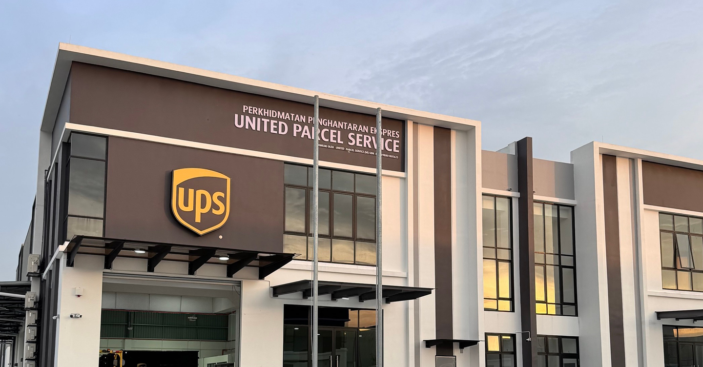 Una foto exterior de las nuevas instalaciones de UPS en Johor, Malasia, que ofrece horas de entrega al día siguiente y en dos días