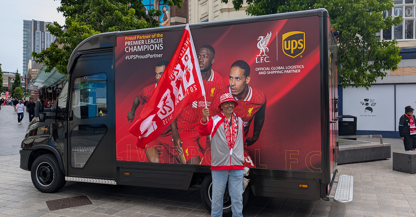 Fan de football avec drapeau devant un camion UPS