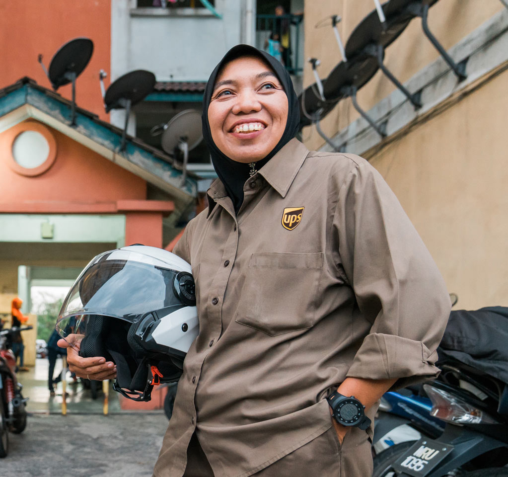 Asya ülkelerindeki tek kadın dağıtım görevlisi