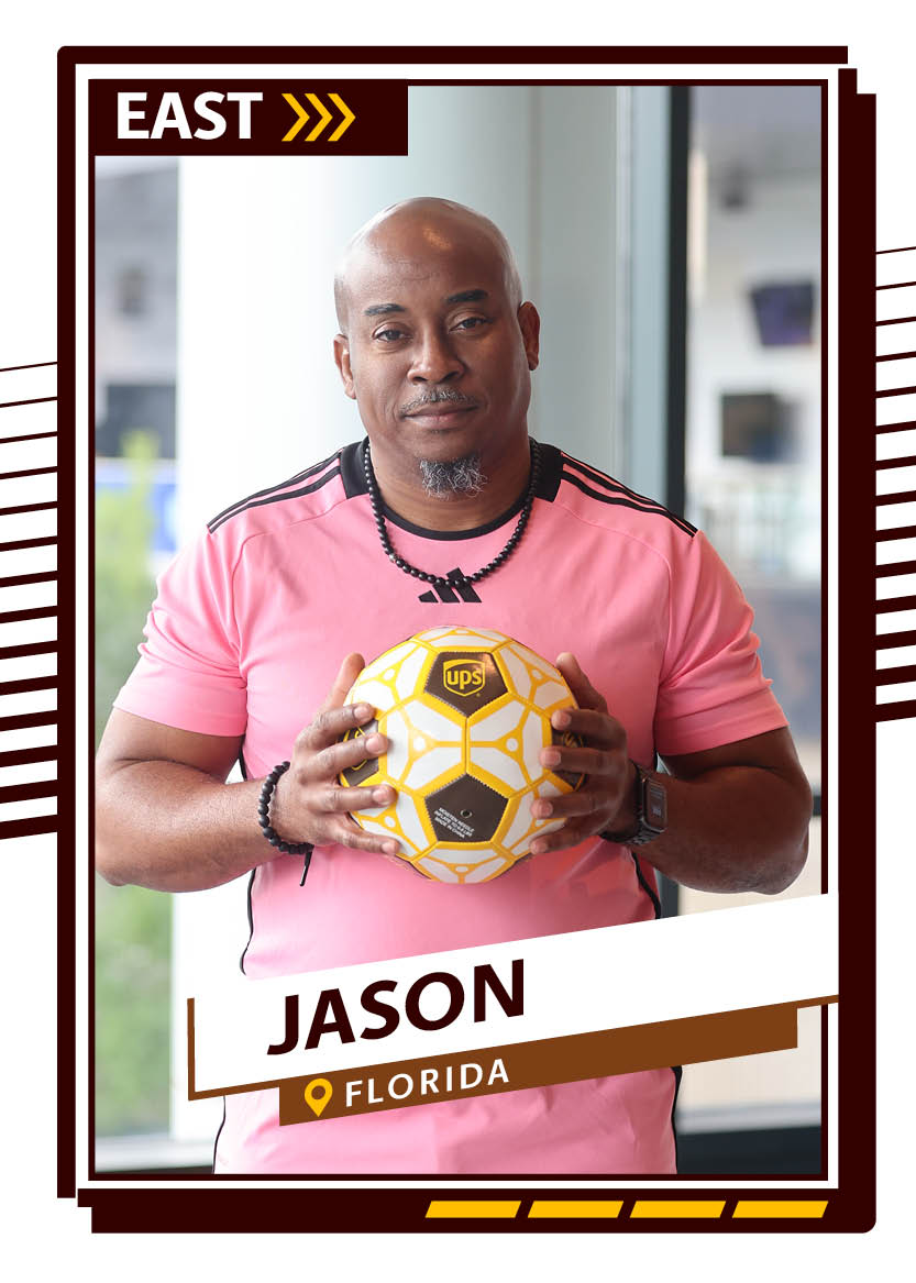 Homme en jersey rose tenant un ballon de football