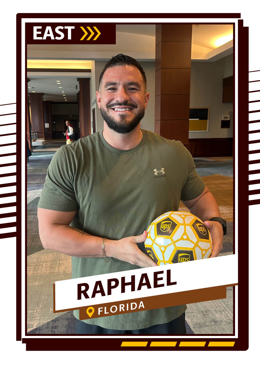 Raphaël tenant un ballon de football jaune