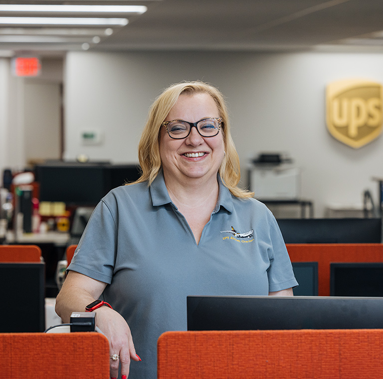 Entorno de oficina con la marca UPS visible