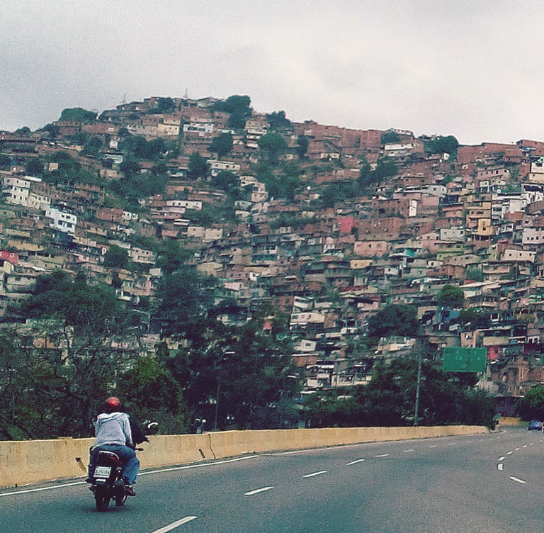 UPS çalışanlarının azmi evlerini terk eden Venezüellalıların gıdaya ulaşmasına yardımcı oldu